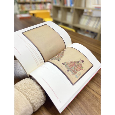 Nghệ Thuật Minh Họa Áo Mũ Thời Nguyễn Đầu Thế Kỷ XX - Alphabooks - BẢN QUYỀN