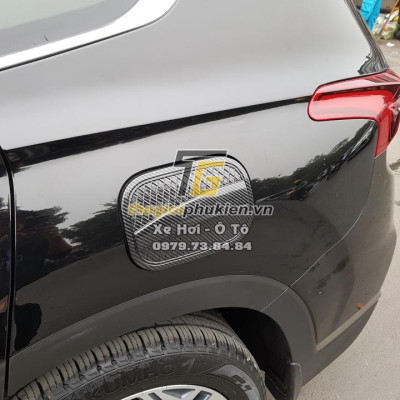 Ốp nắp đậy bình xăng dành cho Hyundai Santafe 2019-2021 vân Carbon