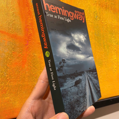 Sách - True at First Light by Ernest Hemingway - Sách Ngoại văn - English Book - Nhập khẩu UK