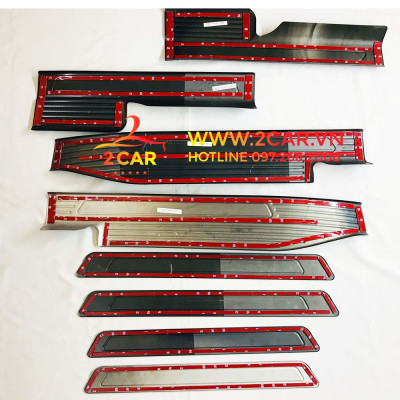 ỐP BẬC CỬA, NẸP BƯỚC CHÂN NGOÀI CACBON CAO CẤP SUZUKI XL7 2019- 2022 vân carbon