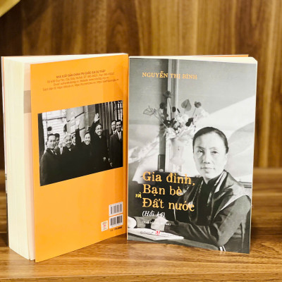 Combo Hồi Ký Nguyễn Thị Bình - Gia Đình, Bạn Bè Và Đất Nước (Bìa mềm) + Hồi Ký Phóng Viên Chiến Trường - Trên Những Nẻo Đường Chiến Tranh Và Hòa Bình