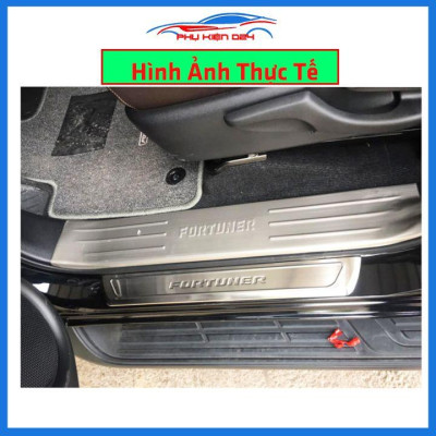 Bộ ốp bậc cửa trong ngoài nẹp bước chân Fortuner 2017-2018-2019-2020-2021-2022 Inox chống trầy trang trí xe