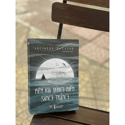 (Bìa mềm) BÊN KIA VÙNG BIỂN SÁNG TRĂNG – Julianne MacLean – 1980 Novel, Hoài Anh dịch – NXB Thanh Niên - 1980 Books 