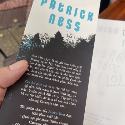 Sách - CÂU HỎI ĐƯỢC TRẢ LỜI – Patrick Ness – Trần Nguyên dịch – Nhã Nam – NXB Hội Nhà Văn (bìa mềm)