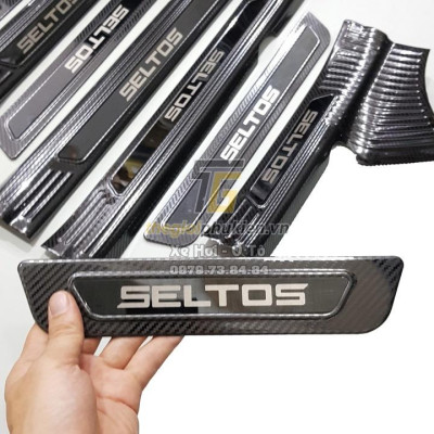 BỘ SẢN PHẨM Nẹp bước chân và ốp chống trầy cốp Kia Seltos - Mẫu vân Carbon