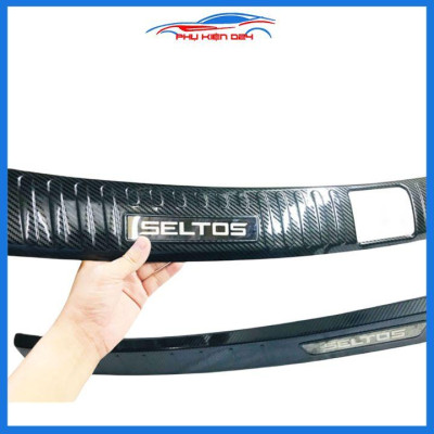 Ốp chống trầy cốp Seltos 2020-2021-2022 thép không gỉ vân Cacbon bảo vệ xe chống va đập