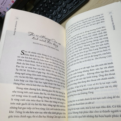 Hoàng Cầm 100 bài - BẢN ĐẶC BIỆT (Bìa cứng giấy kraf, tranh minh hoạ phụ bản màu)