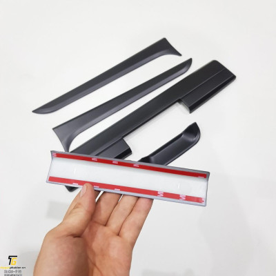 Ốp trang trí tay mở cốp sau Mitsubishi Triton 2019 nhựa ABS đen