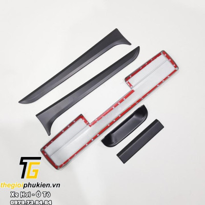 Ốp trang trí tay mở cốp sau Mitsubishi Triton 2019 nhựa ABS đen