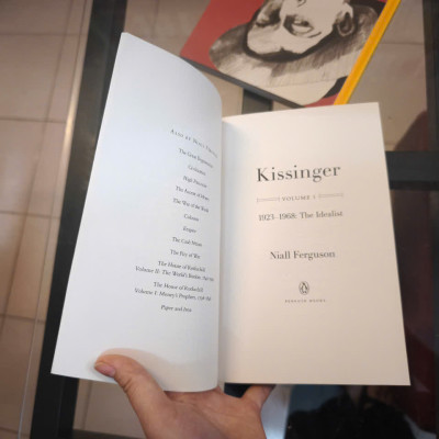 Sách - Kissinger: 1923-1968: The Idealist by Niall Ferguson - Biography /History /Nonfiction in English