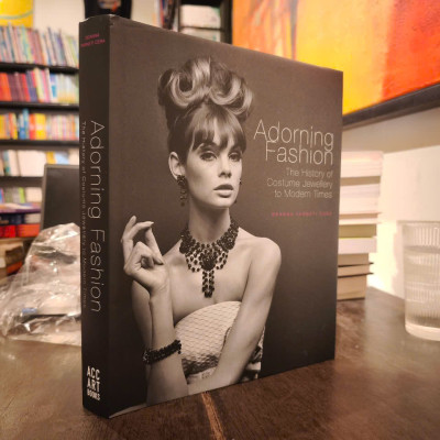 Sách - Adorning Fashion: The History of Costume Jewellery to Modern Times by Deanna Farneti Cera
