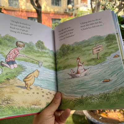 (Combo 4 cuốn) GẤU POOH VÀ TÔI - GẤU POOH VÀ BỮA TIỆC - GẤU POOH Ở CUNG ĐIỆN HOÀNG GIA - POOH ƠI, TA PHẢI LÀM GÌ? - Jeanne Willis – Nhân Dân Books - NXB Văn Học