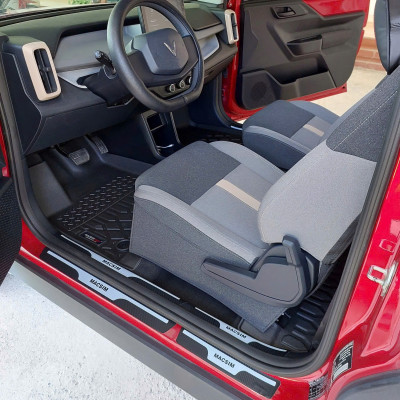 Miếng dán/ decal bảo vệ bậc cửa ô tô – Carbon loại dày – 4 miếng – Chống xước mép cửa cho xe VinFast VF5