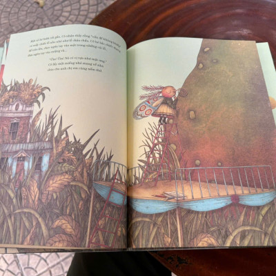 TO NHƯ TRÁI NÚI, NHẸ TỰA LÔNG HỒNG – Davide Calì - Marco Somà minh họa – Crabit Kidbooks - NXB Hà Nội