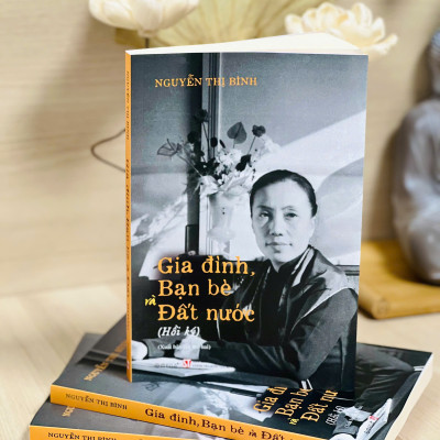 Combo Hồi Ký Nguyễn Thị Bình - Gia Đình, Bạn Bè Và Đất Nước (Bìa mềm) + Hồi Ký Phóng Viên Chiến Trường - Trên Những Nẻo Đường Chiến Tranh Và Hòa Bình