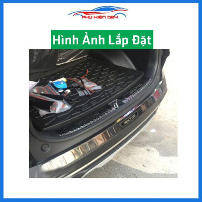Ốp chống trầy cốp Seltos 2020-2021-2022 thép không gỉ vân Cacbon bảo vệ xe chống va đập