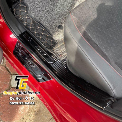 BỘ SẢN PHẨM Nẹp bước chân và ốp chống trầy cốp Honda City 2021 - Mẫu Titan
