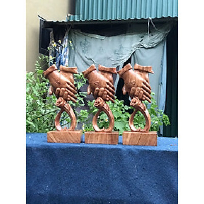Tượng đôi bàn tay tình yêu bằng gỗ hương kt cao 28×15×8cm
