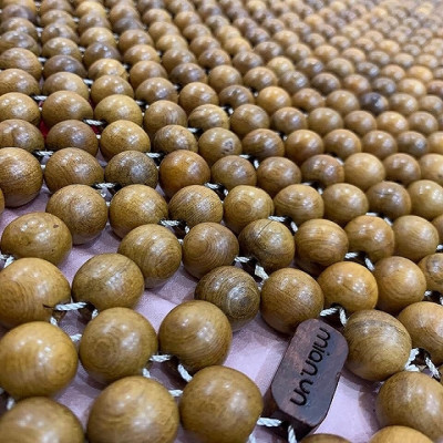 Đệm Lót Ghế Xe Ô Tô Hạt Gỗ Bách Xanh Hạt 1.2cm - Kết Viền Mép Thủ Công ( hình thật )