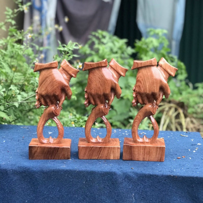 Tượng đôi bàn tay tình yêu bằng gỗ hương kt cao 28×15×8cm