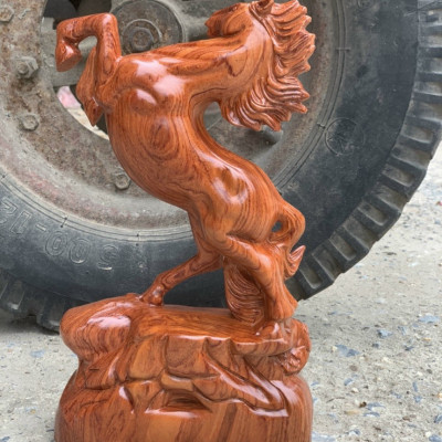 Tượng con ngựa bằng gỗ hương đứng gốc cây tùng kt cao 20