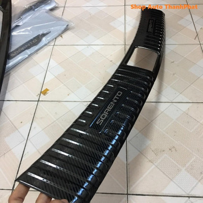 Ốp cốp Carbon Kia Sorento 2021 chất liệu cao cấp, chống trầy xước cốp