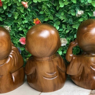 Bộ tượng tam ko trang trí bàn làm việc ,ôtô ,láp tốp bằng gỗ bách xanh thơm phức kt cao 9×7×6cm 