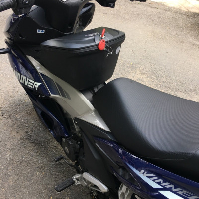 Thùng Givi G10N kèm bát gắn cho xe Winner X, thùng giữa Winner X