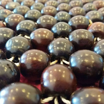 Đệm Khoác Ghế Ô Tô Cao Cấp Hạt Gỗ Trắc 1,2cm hạt chọn kỹ đan thợ thủ công (hình thật ) - Lót ghế gỗ , Nệm ghế khoác vai ô tô mùa hè 