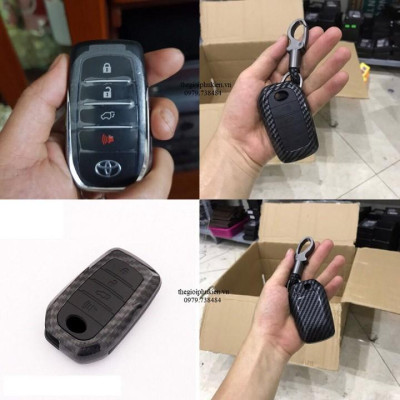 Ốp bọc chìa khóa xe Toyota Fortuner 2017-2019 vân Carbon kèm móc đeo INOX