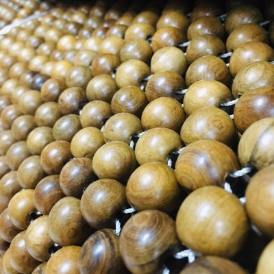 Lót ghế ô tô hạt gỗ Bách Xanh  ( hình thật )