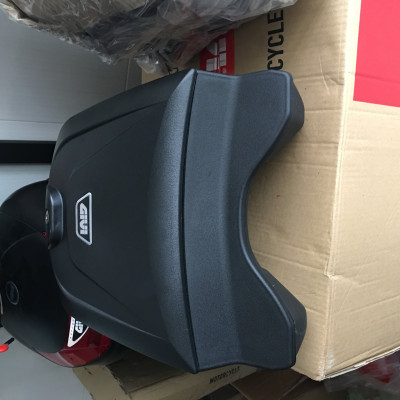 Thùng Givi G10N kèm bát gắn cho xe Winner X, thùng giữa Winner X