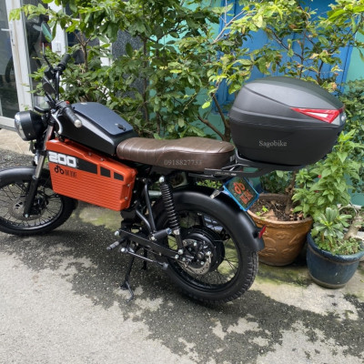 Thùng Givi C30N kèm đế gắn cho xe máy điện Datbike Weaver 200, bộ thùng bao gồm baga cho Weaver 200