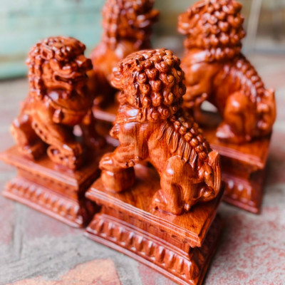 Cặp tượng kỳ lân được làm bằng chất liệu gỗ hương đá liền khối kt cao 20×10×9cm