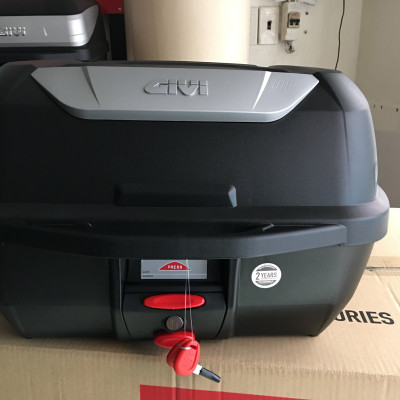 Thùng Givi E43NTL kèm đế đệm, ốc gắn, thùng Givi 43 lit gắn cho xe máy