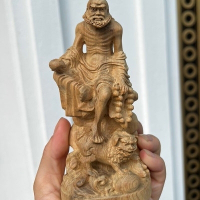 TƯỢNG ĐẠT MA SƯ TỔ TRẤN SƯ TỬ BẰNG GỖ BÁCH XANH KT CAO 30CM