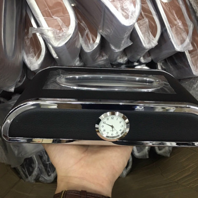 Hộp đựng khăn giấy bằng chất liệu da cao cấp có trang trí mặt đồng hồ dùng trên ô tô