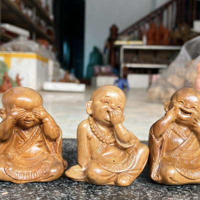 Bộ tượng tam không mini trang trí bàn học ,bàn làm việc ,ôtô ,láp tốp  bằng gỗ ngọc am thơm nức kt cao 9×6×7cm 