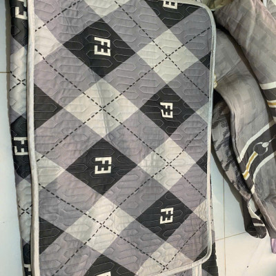 Chiếu điều hòa cao su non Tencel 1m6 x 2m tặng kèm 2 vỏ gối - Giao ngẫu nhiên