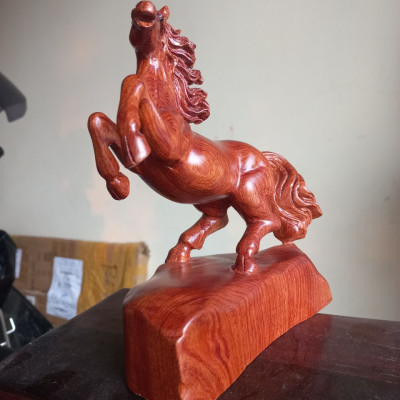 Tượng con ngựa trang trí phong thủy bằng gỗ hương đá kt cao 20×15×8cm