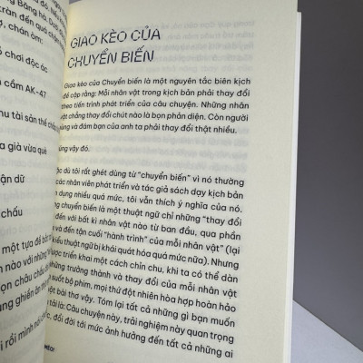 [In hai màu] CỨU CON MÈO! - BẠN SẼ KHÔNG CẦN QUYỂN SÁCH NÀO VỀ BIÊN KỊCH NỮA! - Blake Snyder - Lucas Luân Nguyễn dịch - Công ty TNHH Sáng tạo Bột - NXB Phụ Nữ Việt Nam.