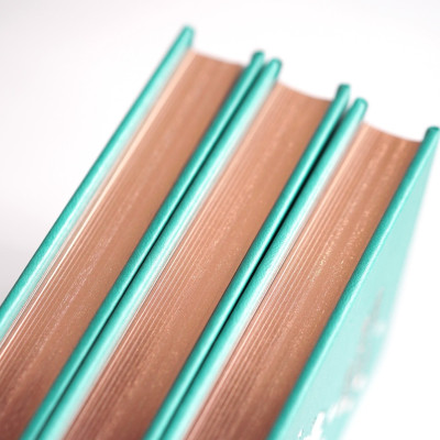 (Ấn bản giới hạn 111 cuốn có ký) (bìa da PU, giấy offset Nhật màu ngà) TUẦN TRĂNG MẬT MÀU XANH – Nguyễn Thị Hoàng – Nhã Nam