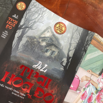 BÌA CỨNG –  TRẠI HOA ĐỎ - Một bộ phim bom tấn của Victor Vũ dựa trên tiểu thuyết này – DI LI