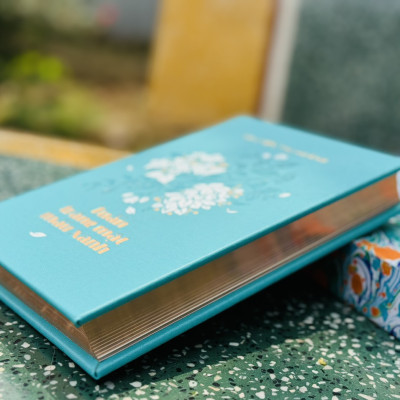 (Ấn bản giới hạn 111 cuốn có ký) (bìa da PU, giấy offset Nhật màu ngà) TUẦN TRĂNG MẬT MÀU XANH – Nguyễn Thị Hoàng – Nhã Nam