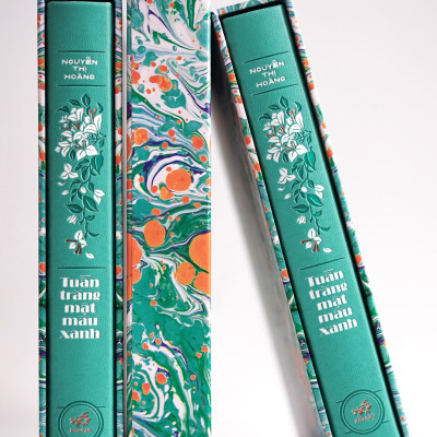 (Ấn bản giới hạn 111 cuốn có ký) (bìa da PU, giấy offset Nhật màu ngà) TUẦN TRĂNG MẬT MÀU XANH – Nguyễn Thị Hoàng – Nhã Nam