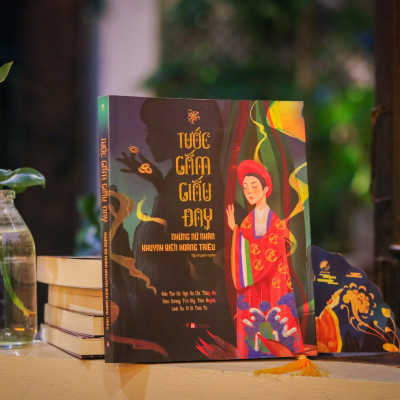 Sách - Tước Gấm Giấu Đay (Bản thường: bìa mềm, tựa sách in nhũ vàng, tặng bookmark hình quạt)