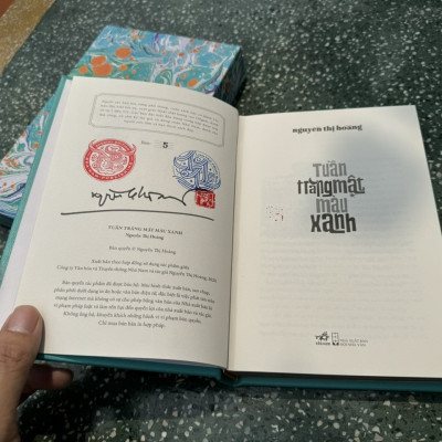(Ấn bản giới hạn 111 cuốn có ký) (bìa da PU, giấy offset Nhật màu ngà) TUẦN TRĂNG MẬT MÀU XANH – Nguyễn Thị Hoàng – Nhã Nam
