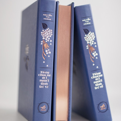 (Ấn bản giới hạn 111 cuốn có ký) (bìa da PU, giấy offset Nhật màu ngà) TIẾNG CHUÔNG GỌI NGƯỜI TÌNH TRỞ VỀ – Nguyễn Thị Hoàng – Nhã Nam