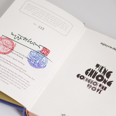 (Ấn bản giới hạn 111 cuốn có ký) (bìa da PU, giấy offset Nhật màu ngà) TIẾNG CHUÔNG GỌI NGƯỜI TÌNH TRỞ VỀ – Nguyễn Thị Hoàng – Nhã Nam