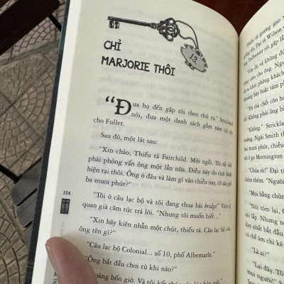 (Bìa mềm) ( tặng kèm Bookmark bồi bế) KẺ SÁT NHÂN Ở SỐ NHÀ 21– Stanislas-André Steeman – Đinh Diệu Anh dịch - NXB Dân Trí – VIVABOOKS 